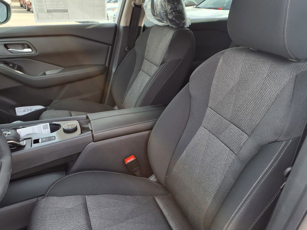 2025 Nissan Rogue SV photo 4