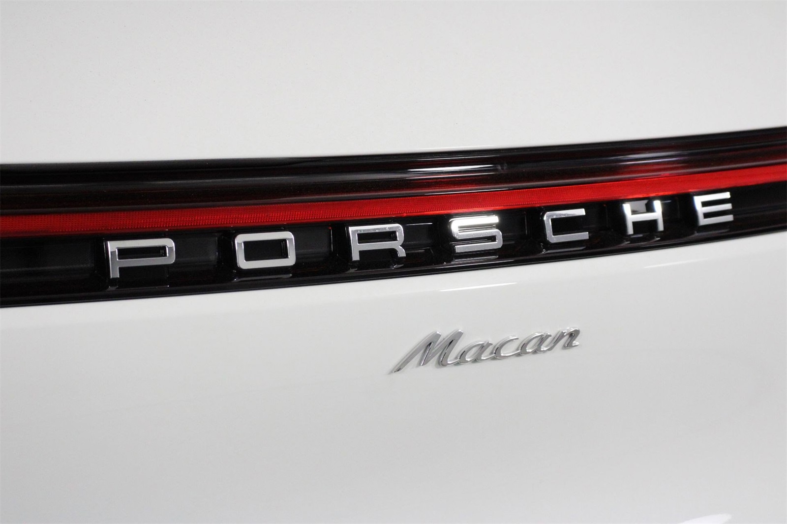 2025 Porsche Macan T photo 19