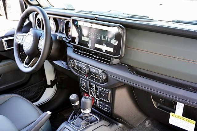 New 2025 Bright White Clear-Coat Exterior Paint Jeep Mojave image 14