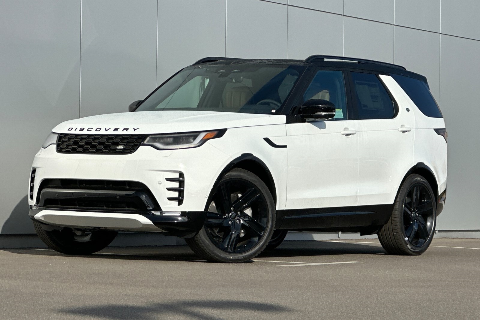 2025 Land Rover Discovery Dynamic SE's photo