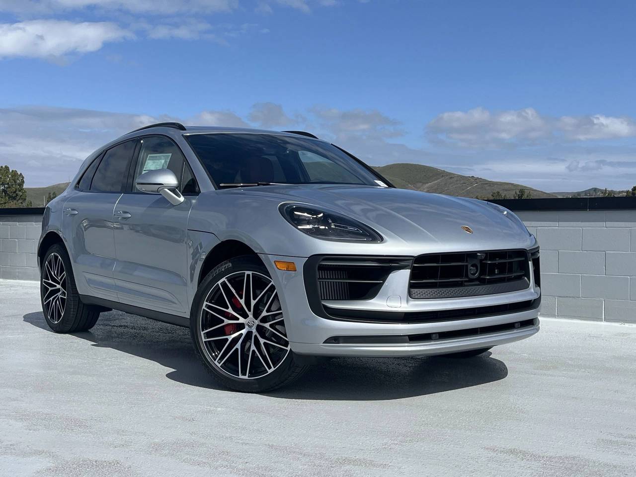 2025 Porsche Macan S photo 3