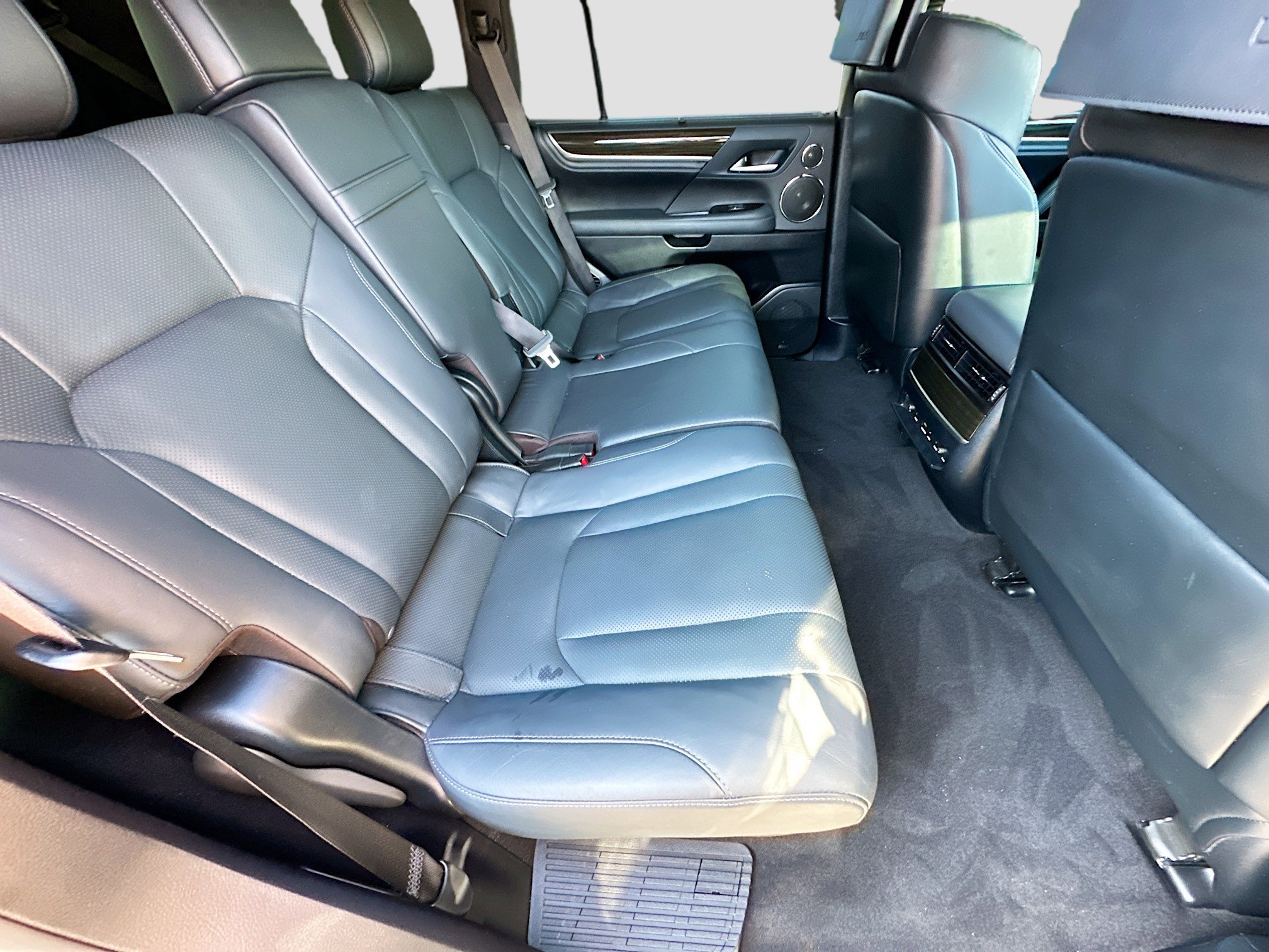 2020 Lexus LX 570 photo 32