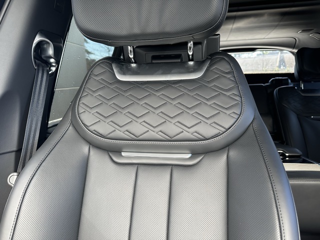 2025 Land Rover Range Rover SV photo 6