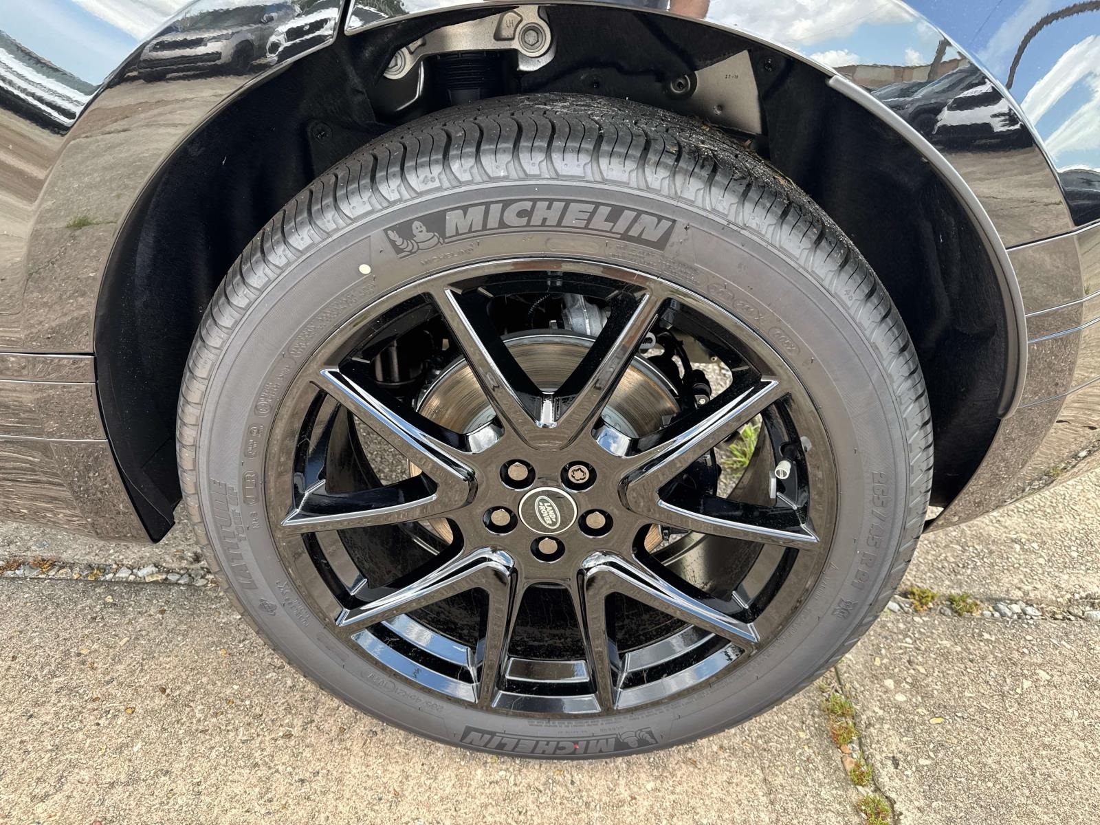 2026 Land Rover Range Rover Velar SE photo 3