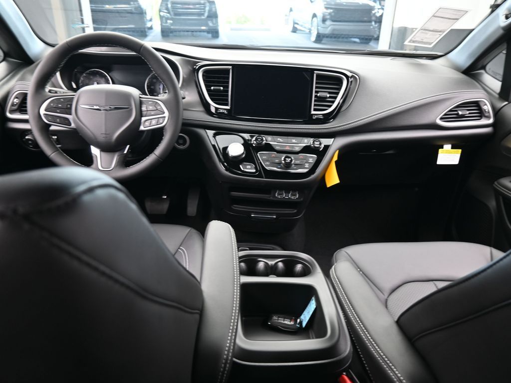 2025 Chrysler Pacifica Touring photo 4