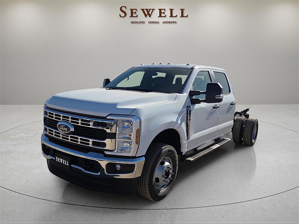 2026 Ford F-350 Super Duty Chassis Cab XL's photo