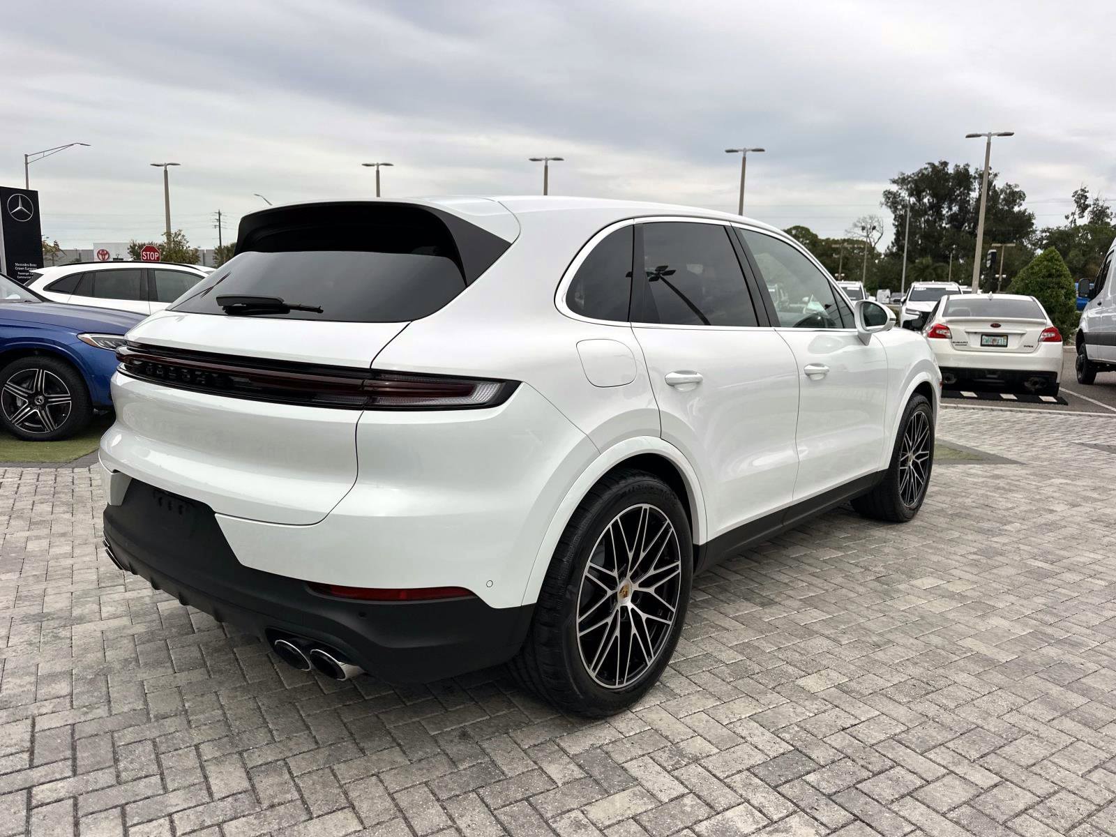 2024 Porsche Cayenne Base photo 4