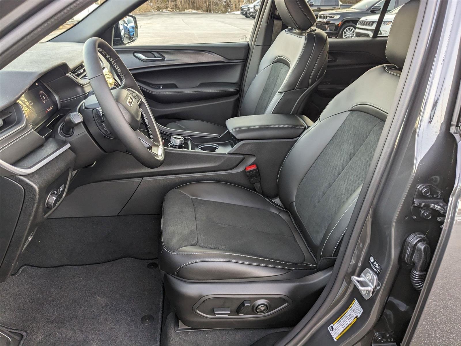 2025 Jeep Grand Cherokee Laredo Altitude photo 9