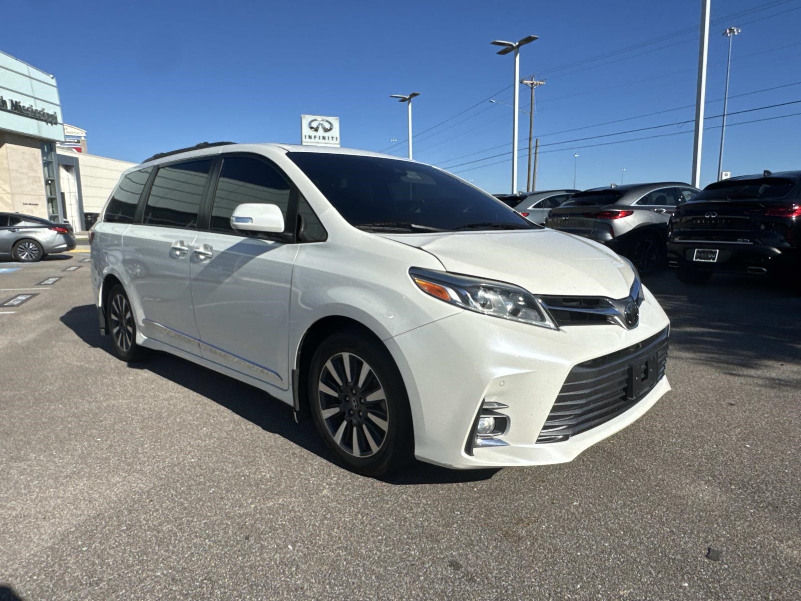 2020 Toyota Sienna XLE photo 2