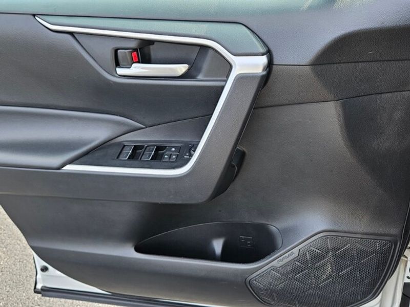 2023 Toyota RAV4 XLE photo 26