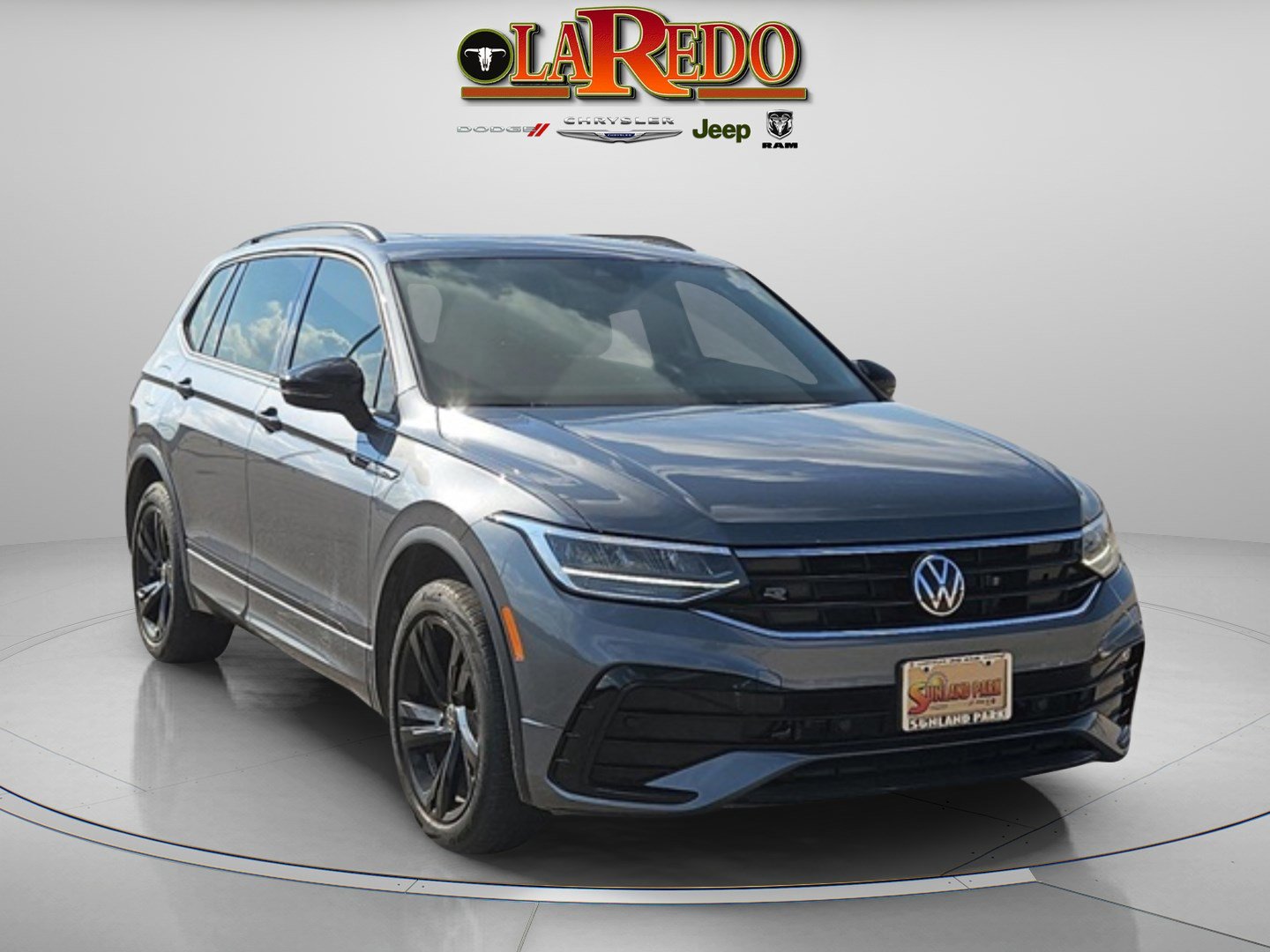 2023 Volkswagen Tiguan SE R-LINE BLACK's photo