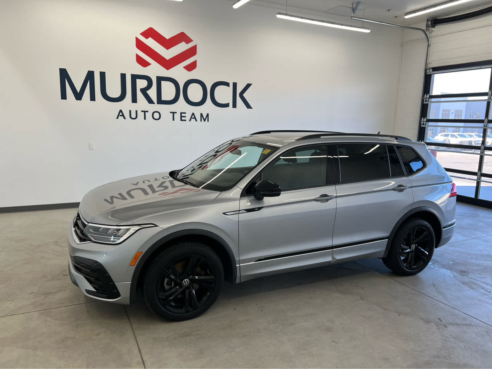 2023 Volkswagen Tiguan SE R-LINE BLACK's photo