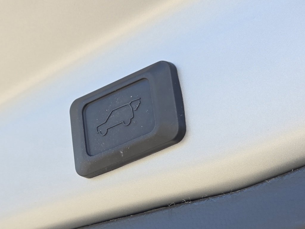 2025 Toyota RAV4 XLE photo 12