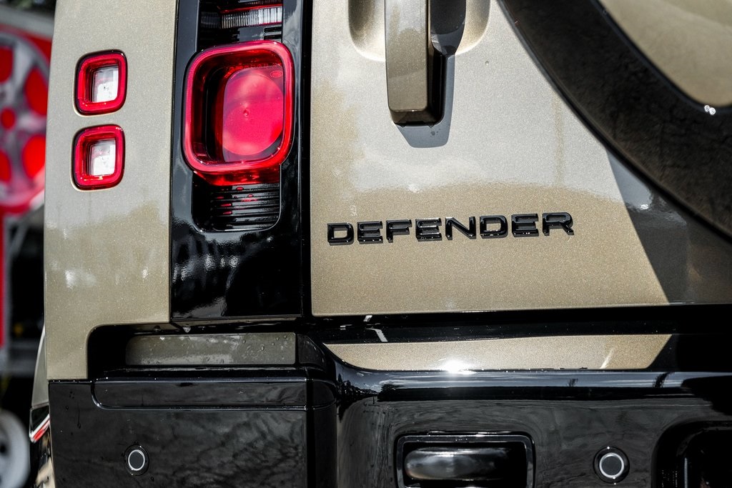 2025 Land Rover Defender 110 X-Dynamic SE photo 8