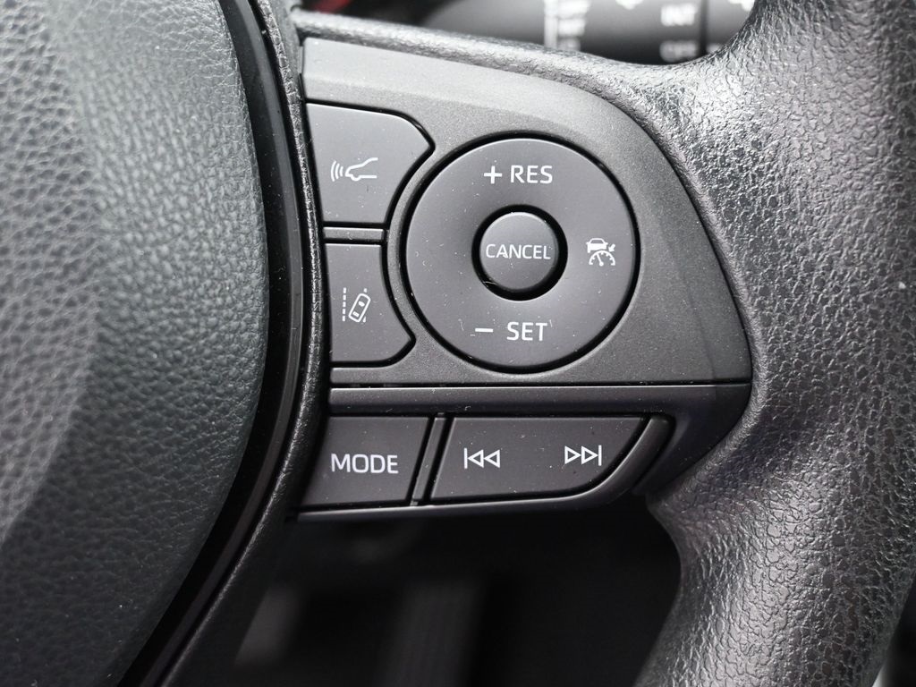2022 Toyota RAV4 LE photo 14
