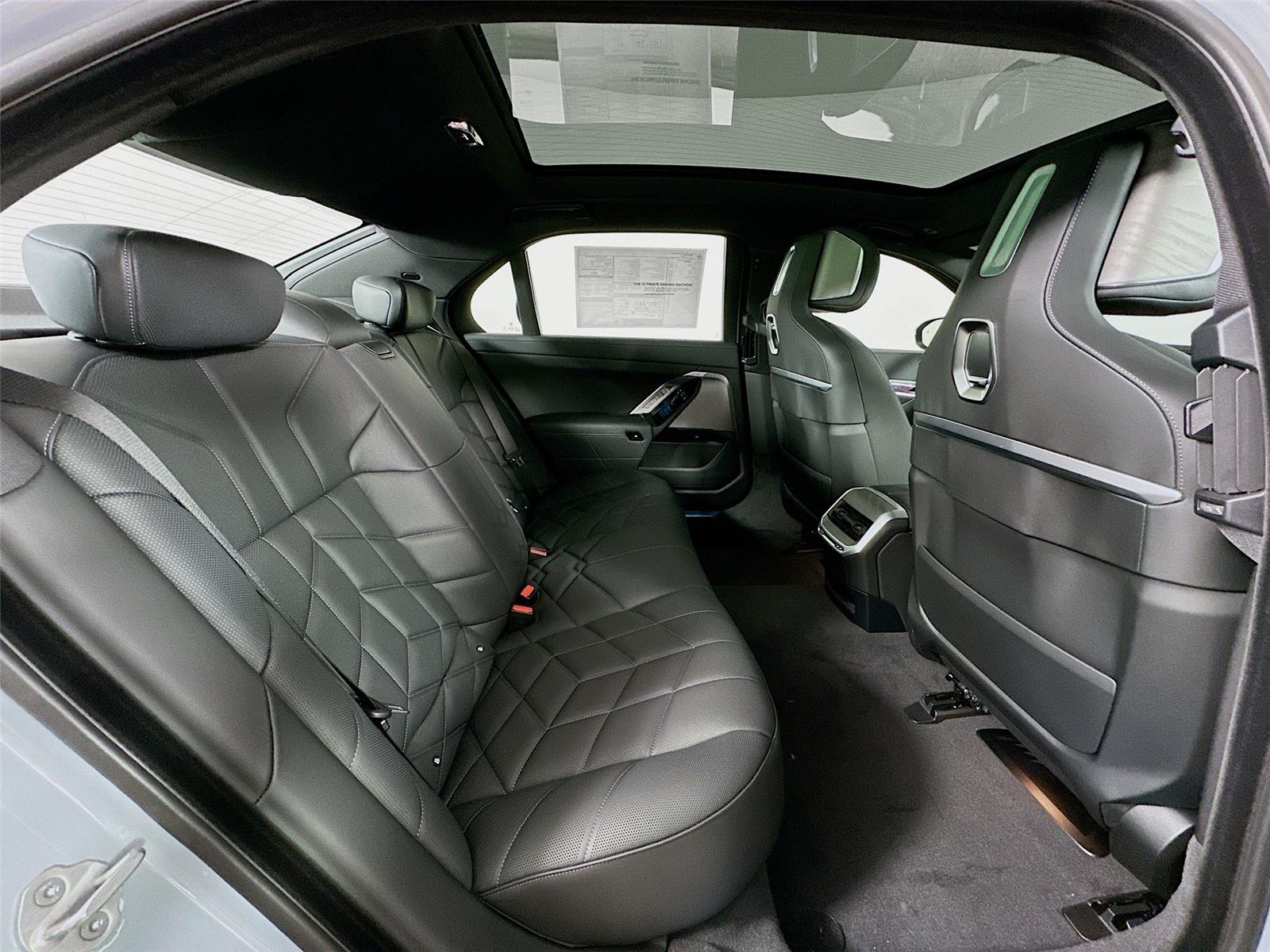 2026 Bmw 750e photo 25