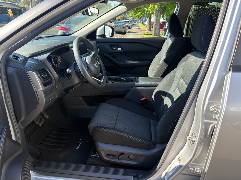 2024 Nissan Rogue SV photo 13