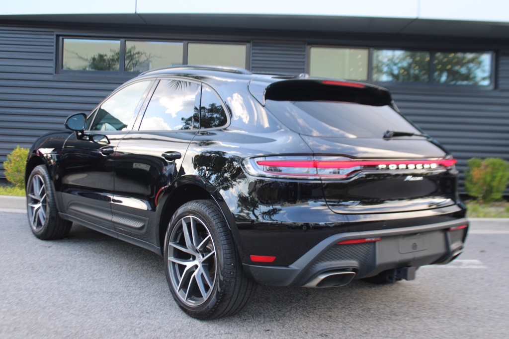 2025 Porsche Macan Base photo 3