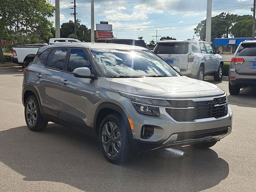 2025 Kia Seltos LX photo 3