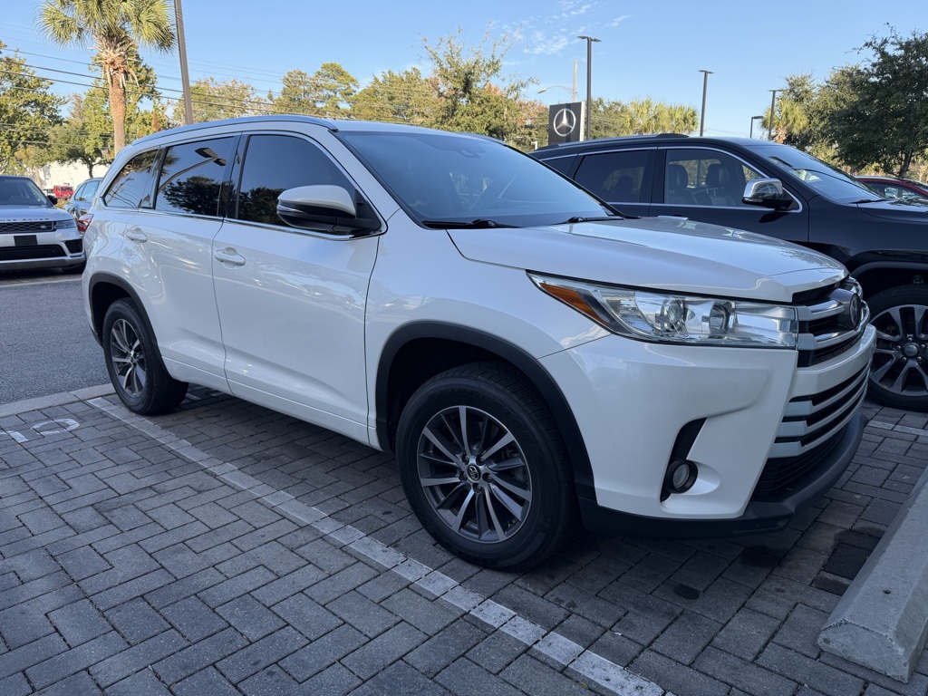 2017 Toyota Highlander XLE photo 2