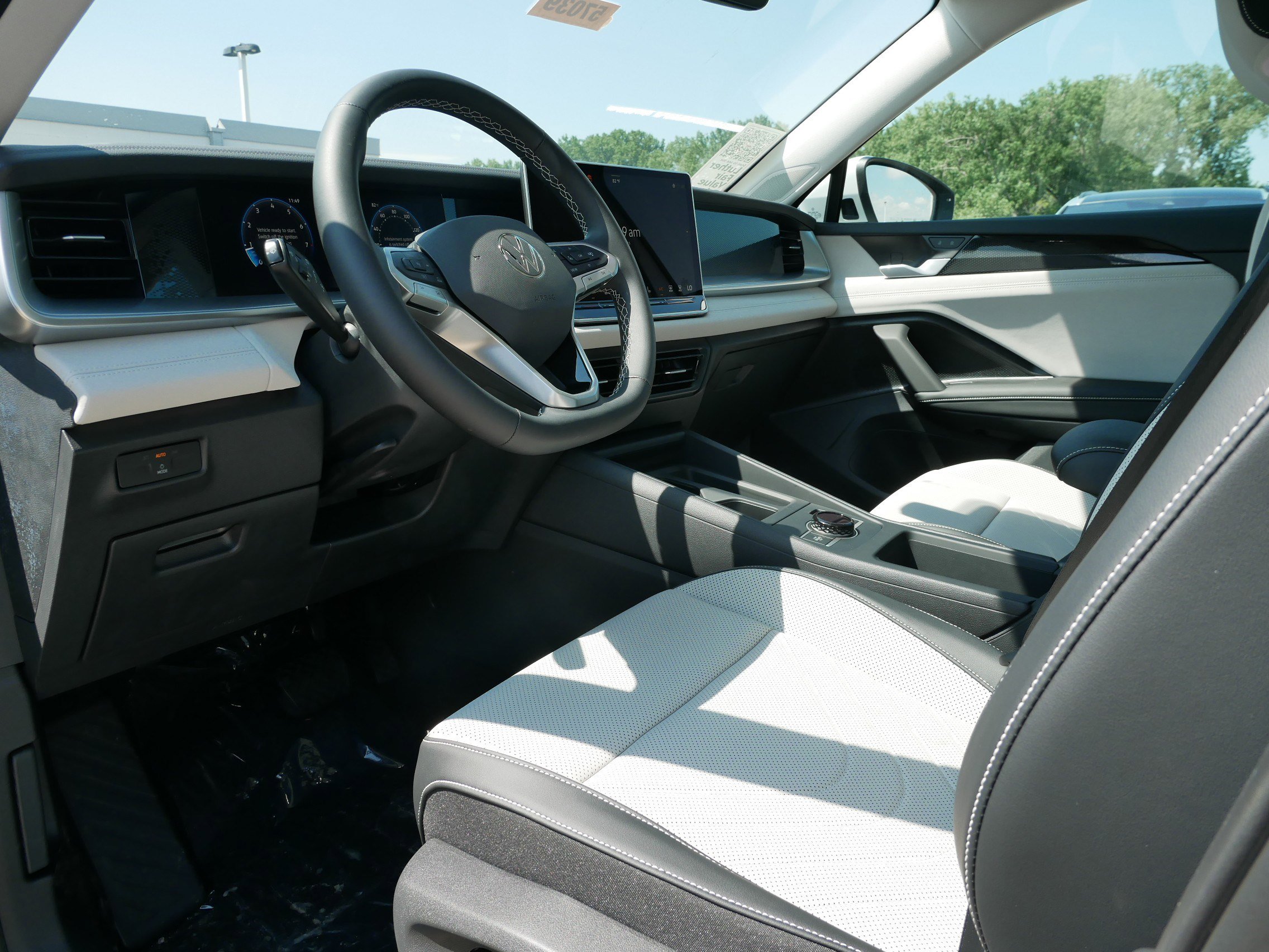 2025 Volkswagen Tiguan SE photo 3