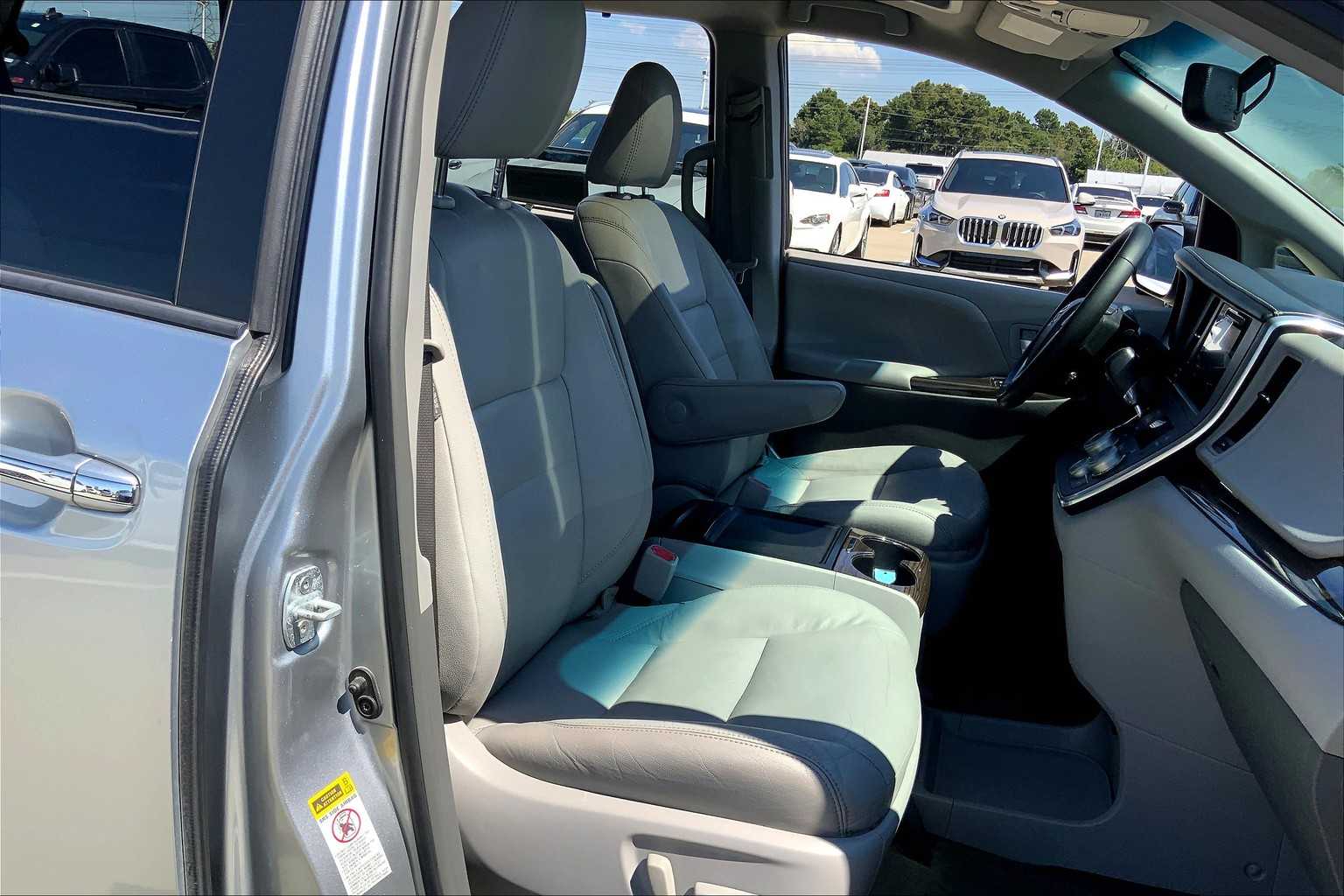 2017 Toyota Sienna XLE photo 8