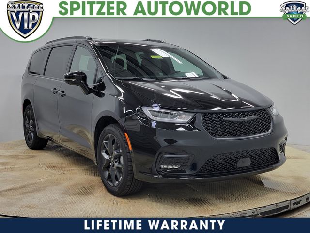 2026 Chrysler Pacifica Limited's photo