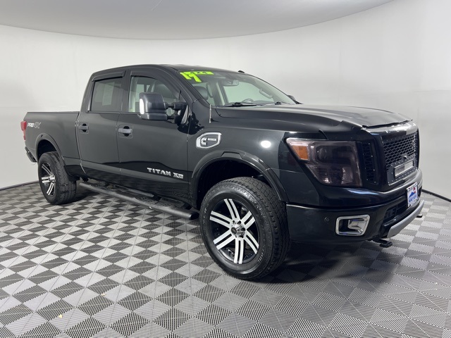 2017 Nissan Titan PRO-4X photo 3