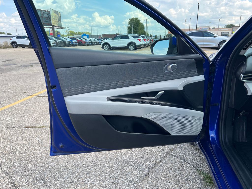 2022 Hyundai Elantra Limited photo 9