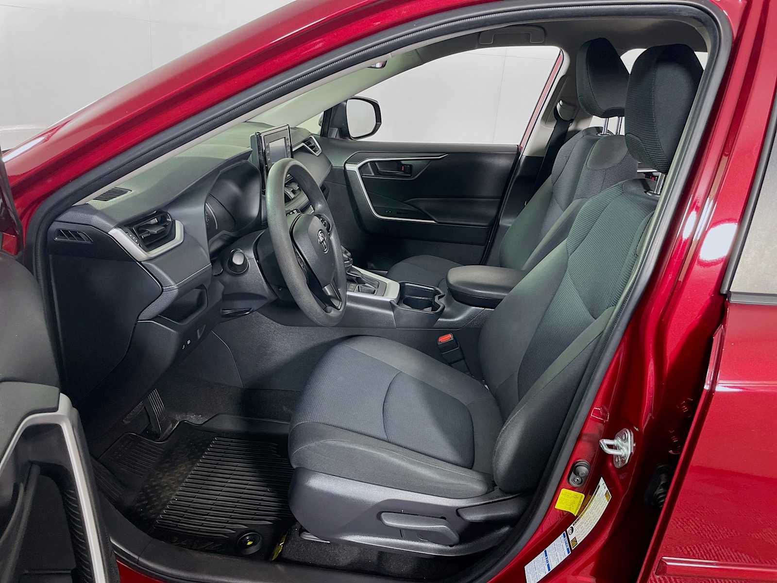 2021 Toyota RAV4 LE photo 16