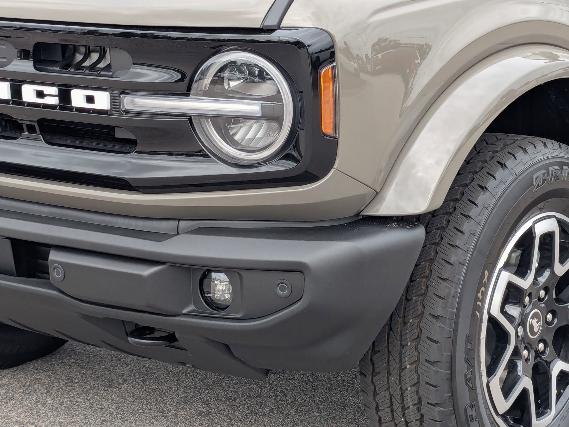 2025 Ford Bronco Outer Banks photo 2