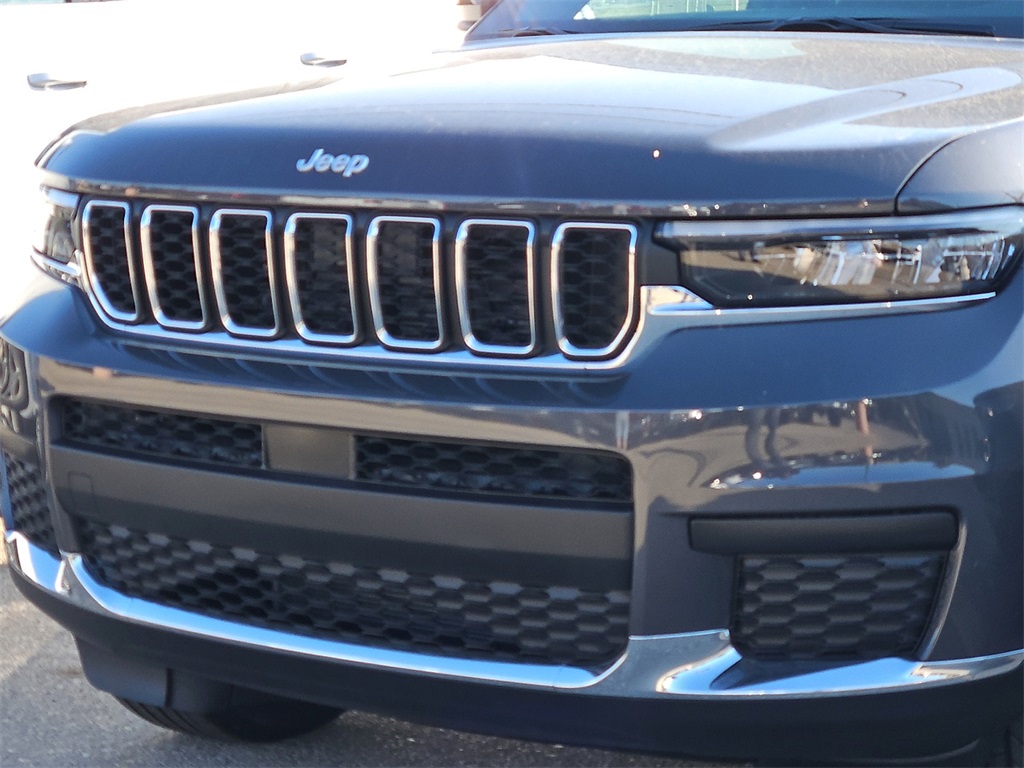 2025 Jeep Grand Cherokee Laredo photo 2