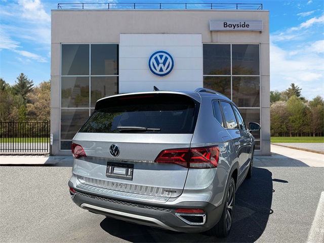 2022 Volkswagen Taos SE photo 2