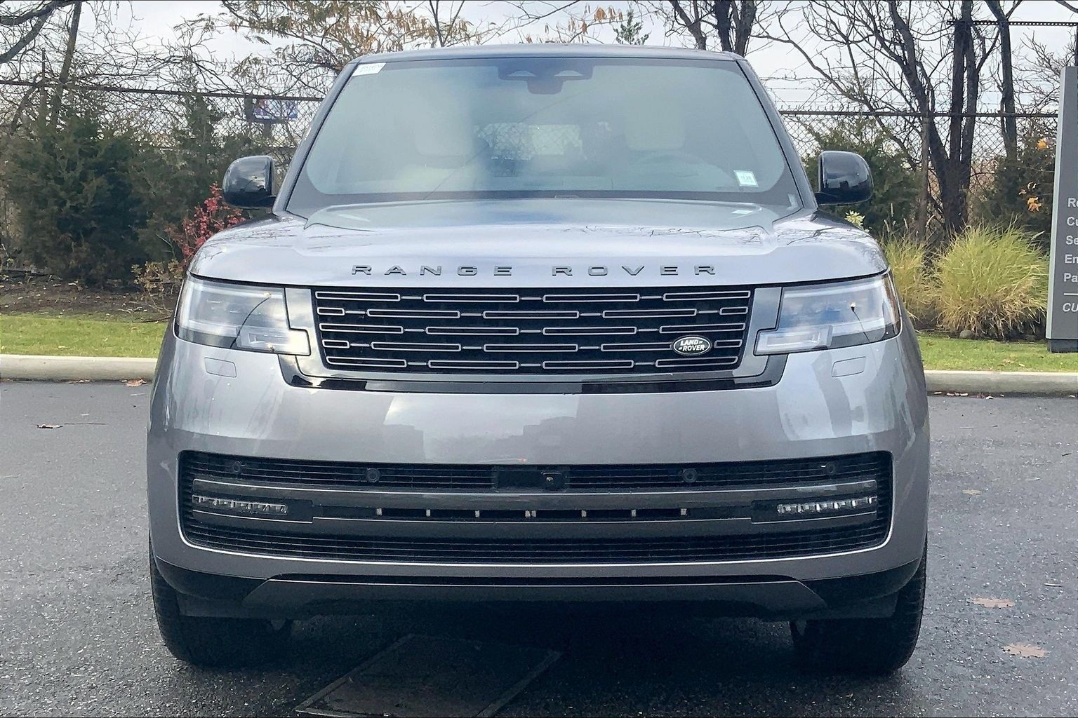 2025 Land Rover Range Rover SE photo 3