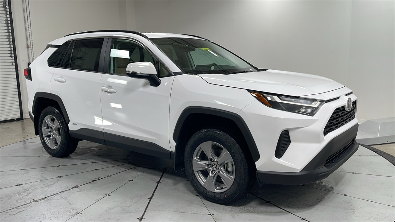 2025 Toyota RAV4 Hybrid XLE photo 3