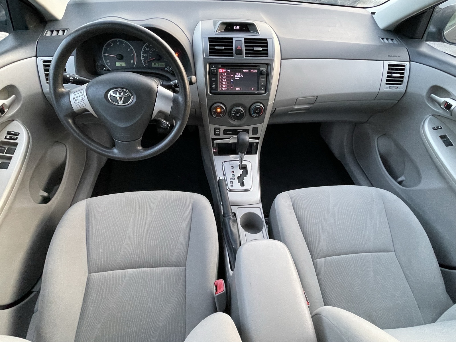 2013 Toyota Corolla LE photo 11