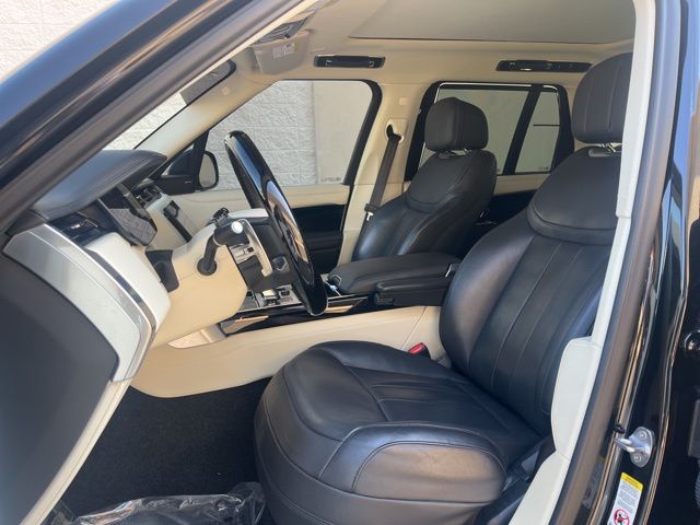 2023 Land Rover Range Rover SE photo 6
