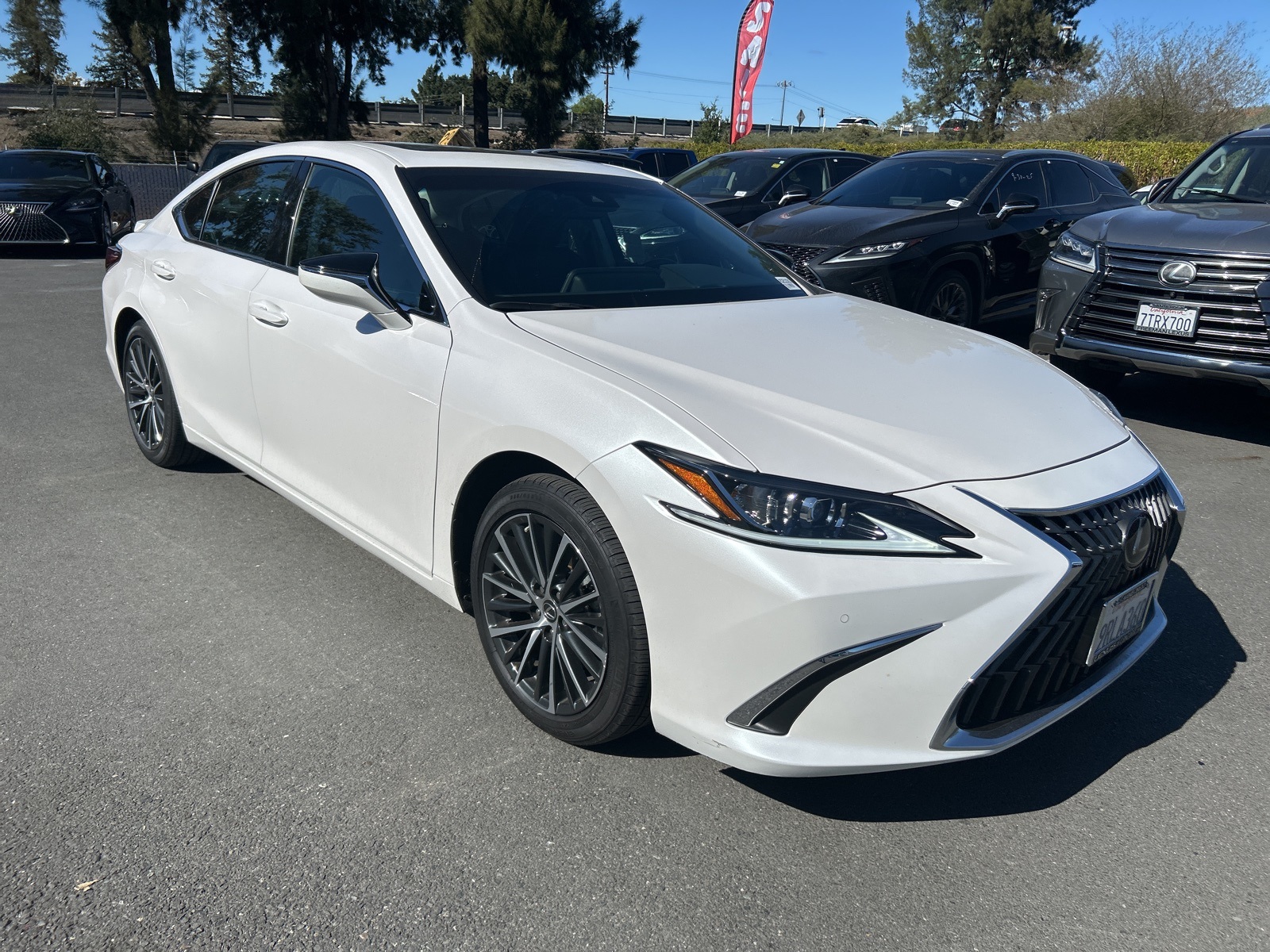 2025 Lexus ES 300h photo 2