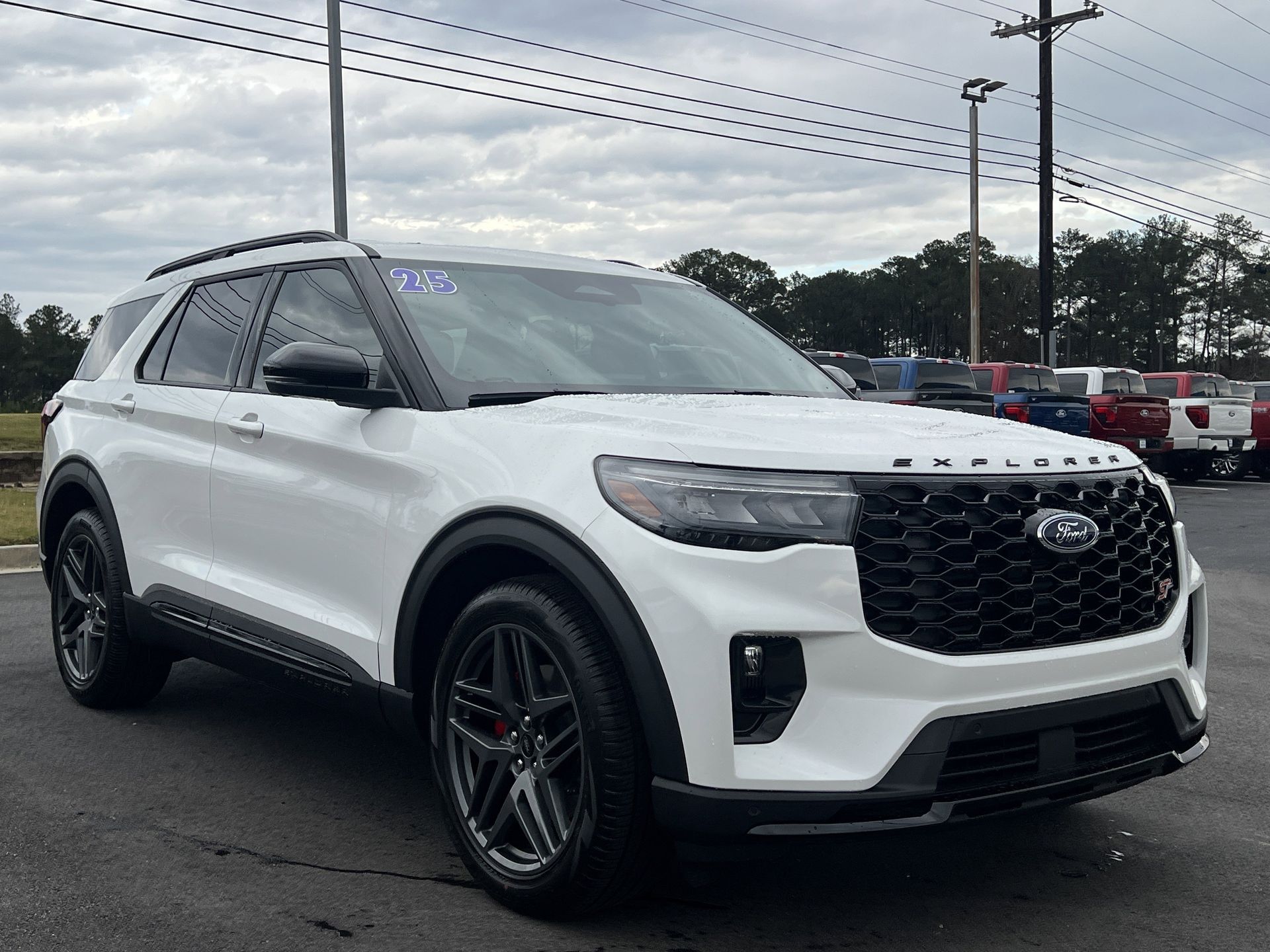 2025 Ford Explorer ST photo 4