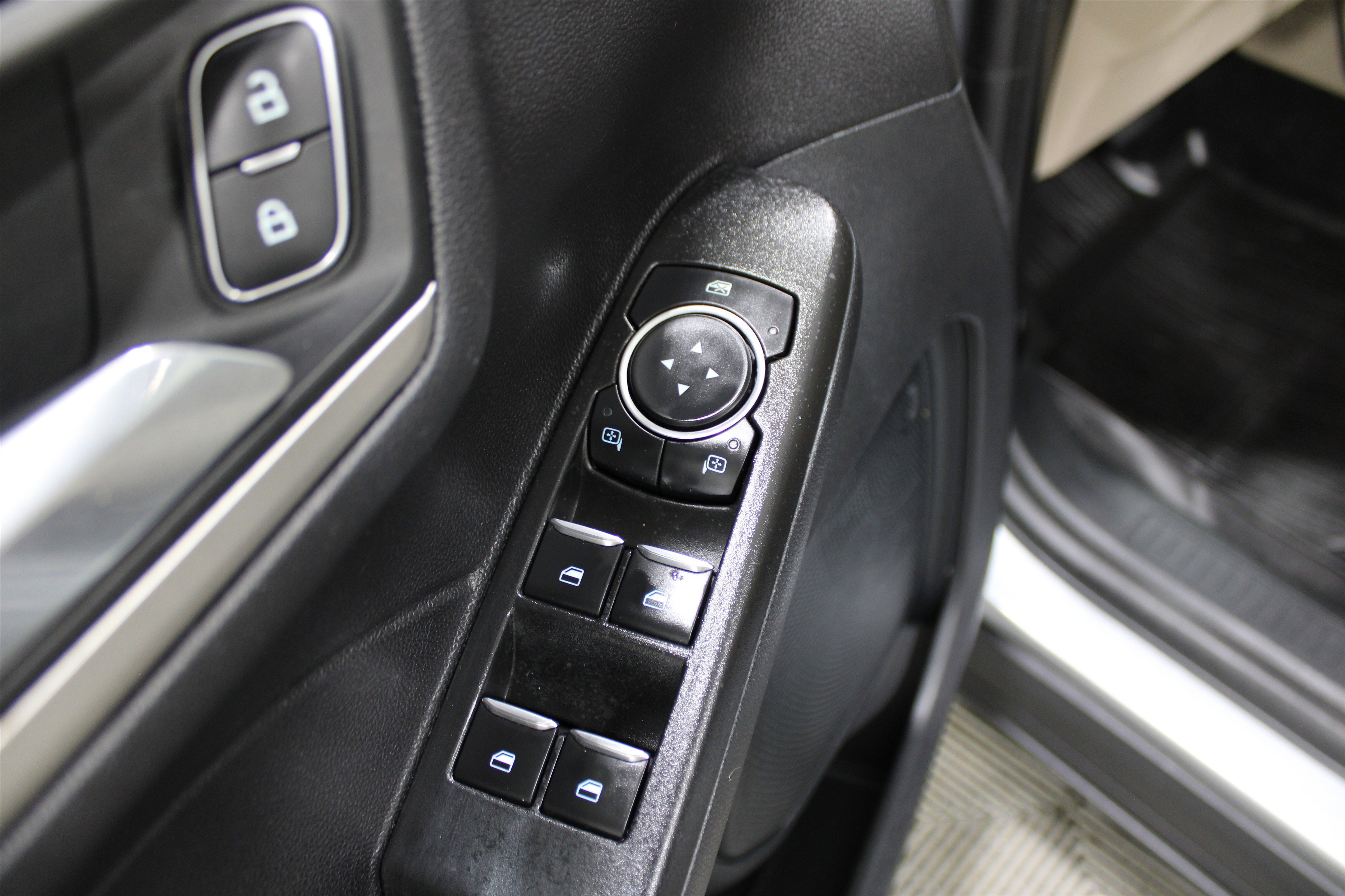 2021 Ford Escape SEL Hybrid photo 3