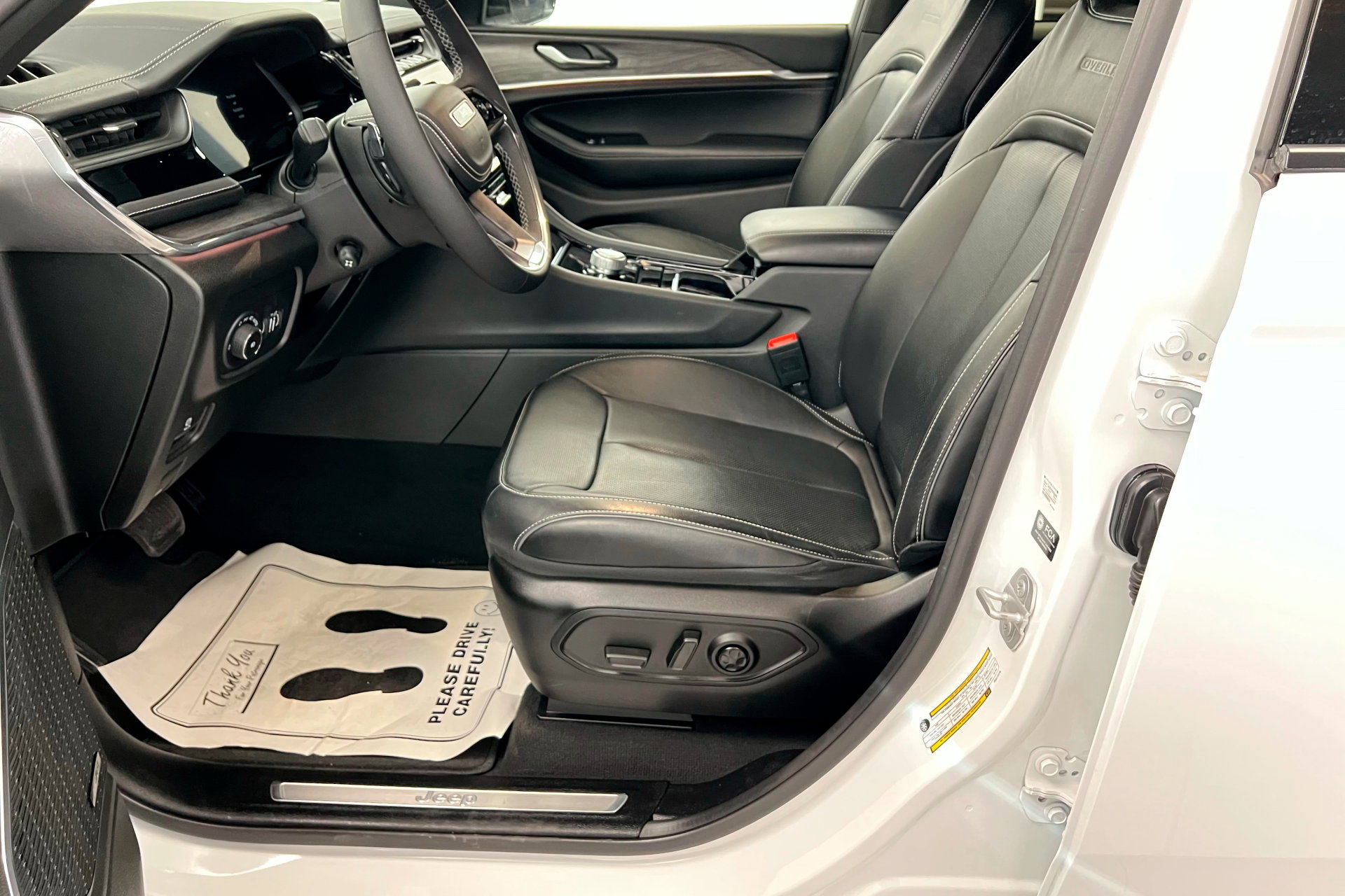2023 Jeep Grand Cherokee Overland photo 17