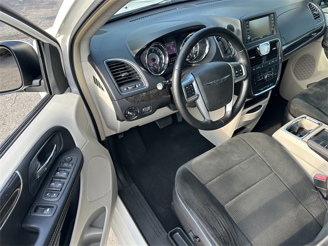 2012 Chrysler Town & Country Touring photo 24