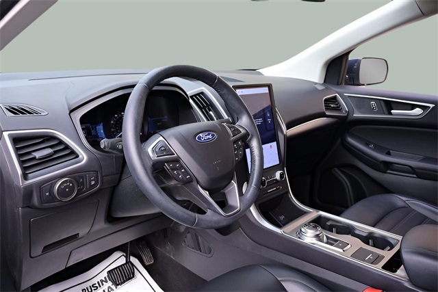 2022 Ford Edge SEL photo 2
