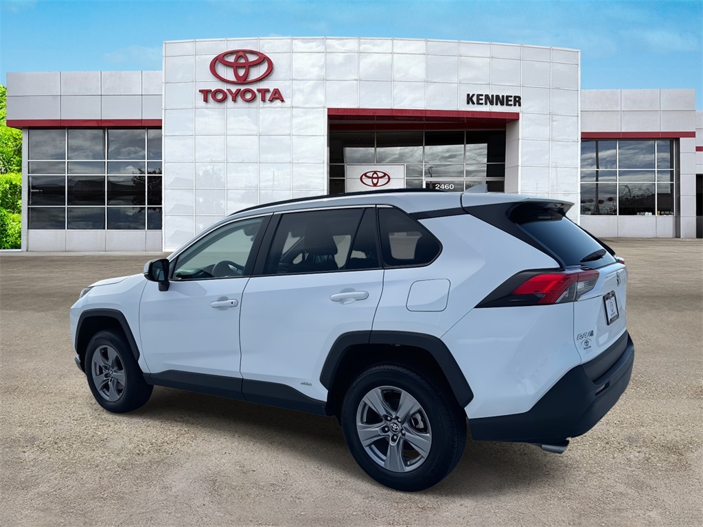 2022 Toyota RAV4 Hybrid XLE photo 3