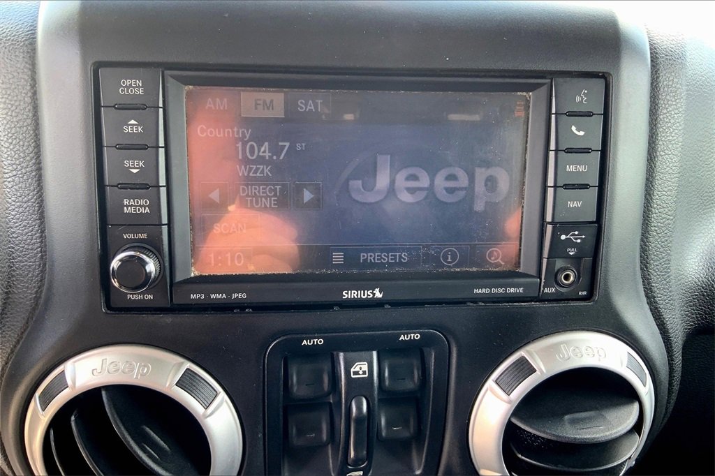 2013 Jeep Wrangler Unlimited Sahara photo 30