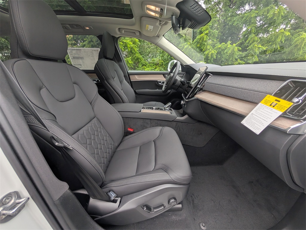 2025 Volvo XC90 T8 Plus photo 3