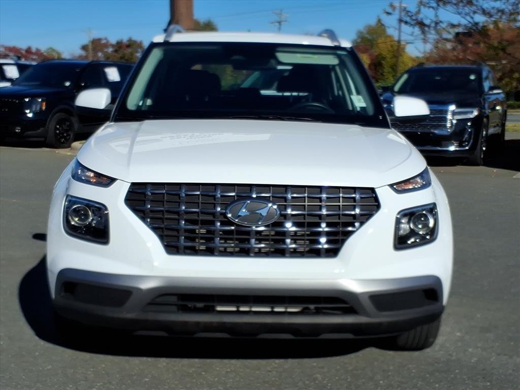 2024 Hyundai Venue SEL photo 2