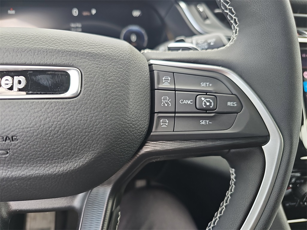 2025 Jeep Grand Cherokee Laredo photo 18