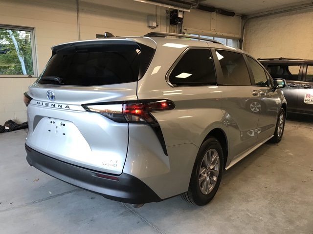 2024 Toyota Sienna LE photo 3