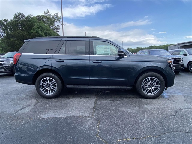 2025 Ford Expedition photo 2